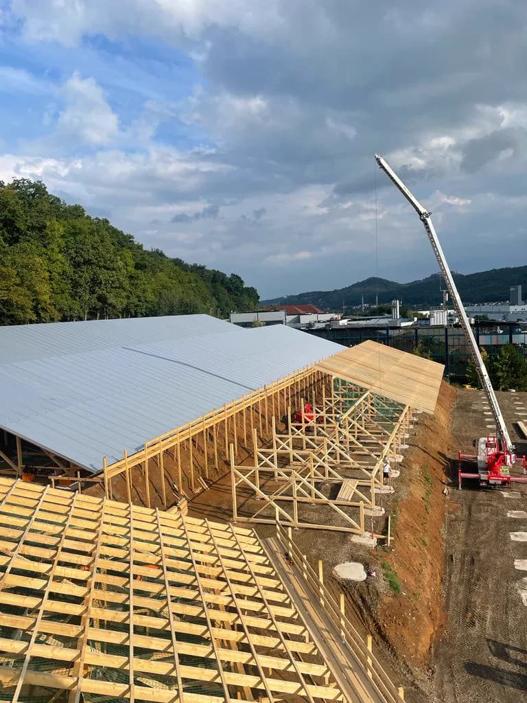 Montage mit Kran auf der Baustelle