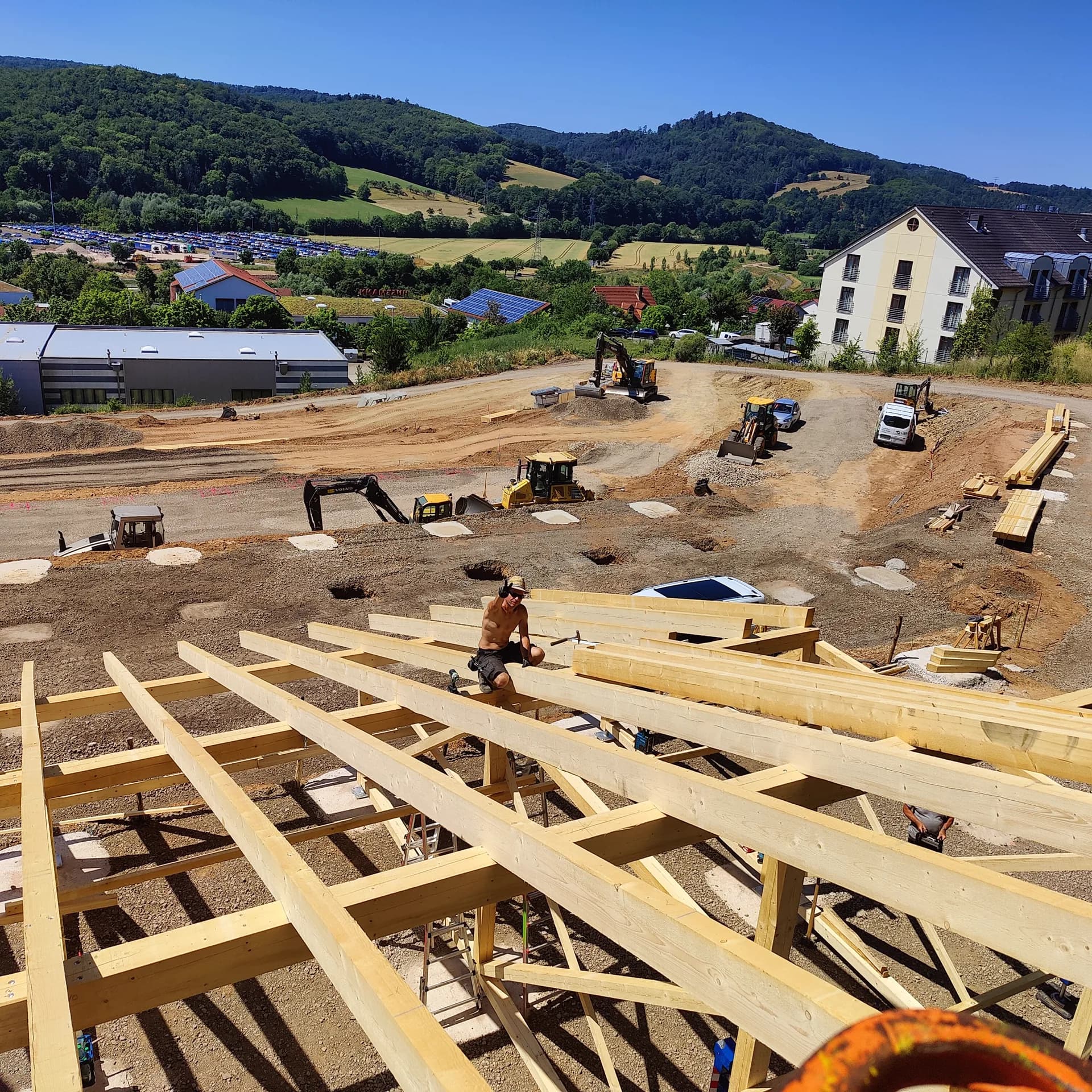 Zimmerer bei der Arbeit auf der Holzkonstruktion