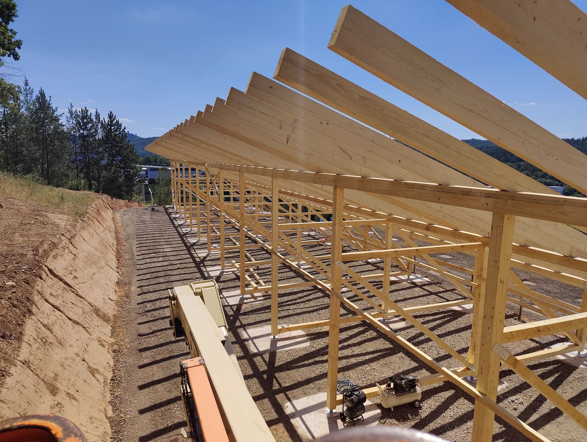 Volle Länge der Holz-Unterkonstruktion in der Seitenansicht