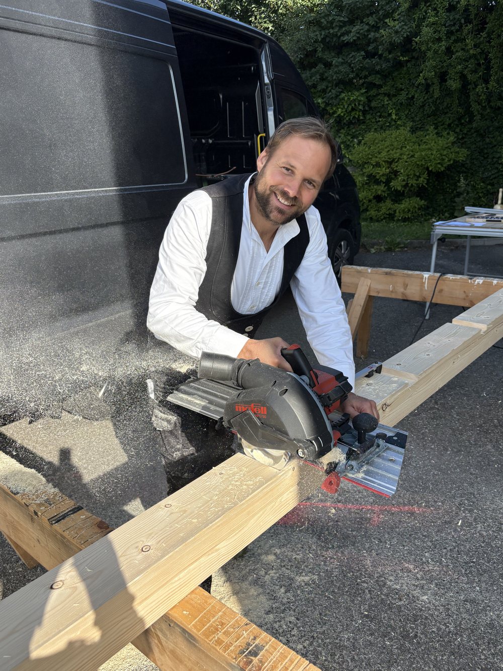 Alexander Birk bei der Zimmererarbeit